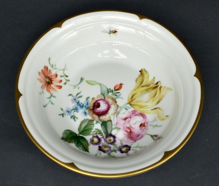 Jessen porcelain plate Flowers. Author Brunhilde Lomani. 25.5 cm