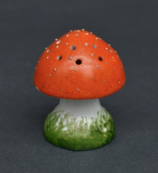 Porcelain salt shaker Mušmire. Kuznetsov, Latvia. 1930s, 6 cm. Unstamped