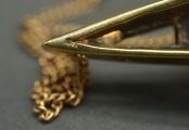 Apzeltīta sudraba kaklarota ar sintētiskajiem akmeņiem. 33,07 g. 925 prove. Izmērs 7 cm