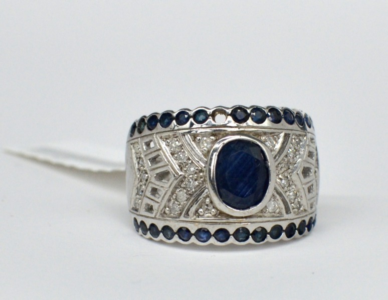 White gold cocktail ring with sapphire and diamonds. 585 proof. Size 18 mm. Weight 7.56 g