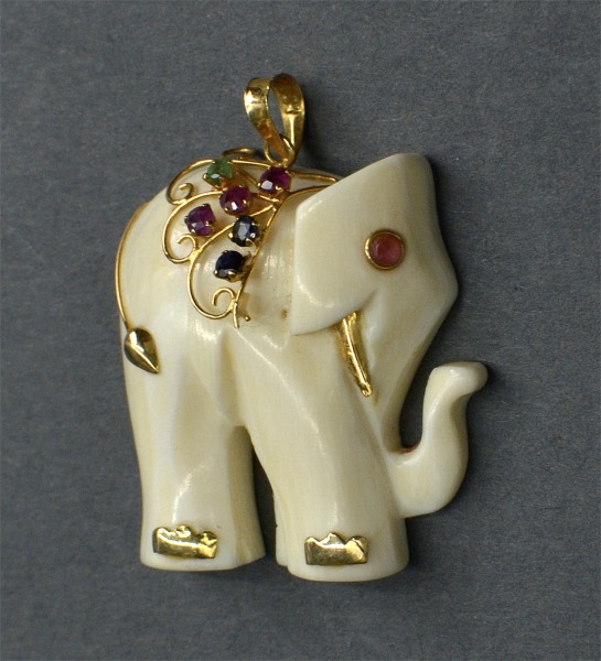 Кулон из кости с золотой отделкой и искусственными камнями. 2,8x2,4x0,5 cм