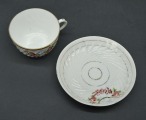 Kuzņecovs Krievija tējas tasīte ar apakštasīti. Roku gleznojums, zeltījums. 9 cm, 14 cm. 
