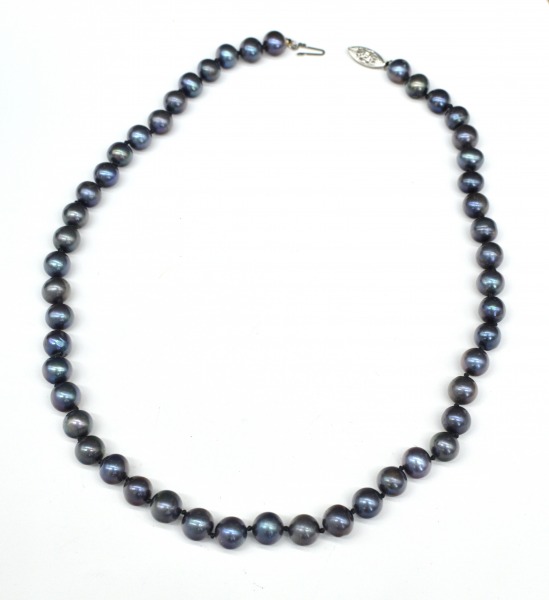 Black pearl necklace. Vintage. Length 44 cm.