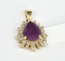 Zelta kulons ar lielu rubīnu - 1,49 k un dimantiem. Zelts14 k. Izmērs 3,4x3,2 cm. Svars 6,41 g