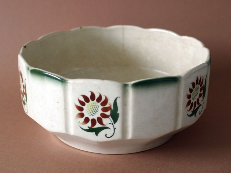 Kuznetsov - Faience vessel, d 19.5 cm; h 8.5 cm, with defect