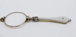 Lorgnette. 14k gold. Mother-of-pearl handle, gold-plated. 4.5x12 cm