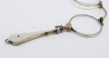 Lorgnette. 14k gold. Mother-of-pearl handle, gold-plated. 4.5x12 cm