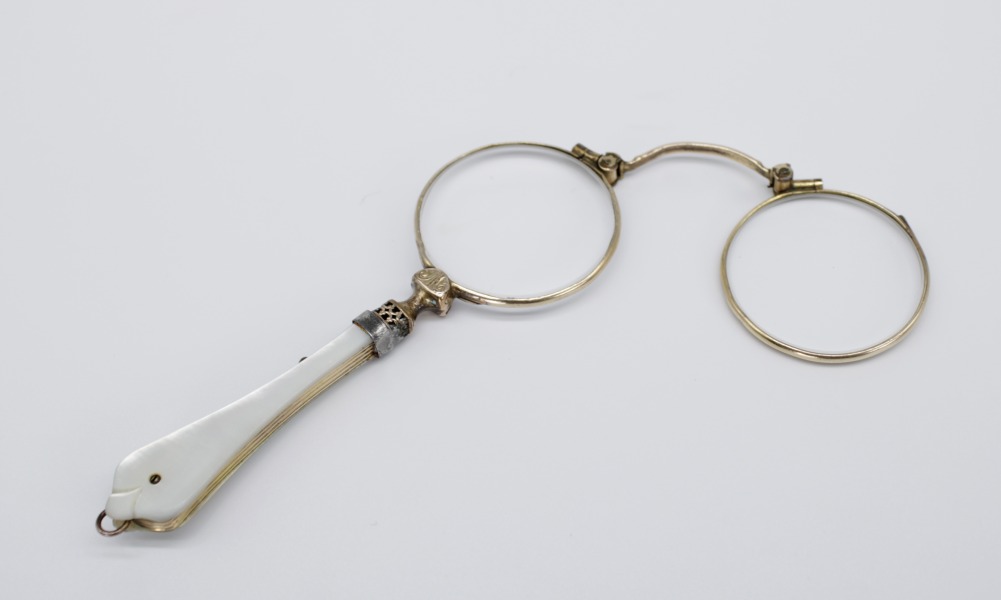 Lorgnette. 14k gold. Mother-of-pearl handle, gold-plated. 4.5x12 cm