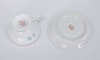 M.S. Kuzņecova rūpnīca, Rīga (Latvija) tējas tase ar apakštasi. Por., dekols. d 10,5 cm un 15 cm