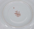 M.S. Kuzņecova rūpnīca, Rīga (Latvija) tējas tase ar apakštasi. Por., dekols. d 10,5 cm un 15 cm