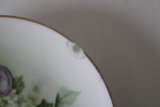 M. S. Kuzņecovs - porcelāna šķīvis ar plūmēm D 19,5 cm, ar defektu