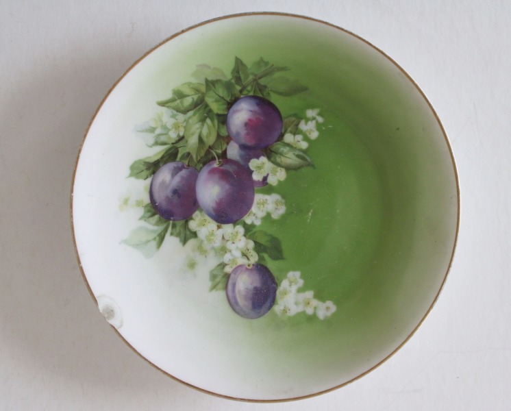 M. S. Kuzņecovs - porcelāna šķīvis ar plūmēm D 19,5 cm, ar defektu