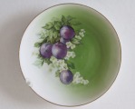 M. S. Kuzņecovs - porcelāna šķīvis ar plūmēm D 19,5 cm, ar defektu