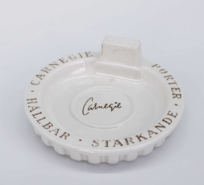 Ashtray with a matchbox holder. Upsala-Ekeby porcelain, Sweden. Diameter: 12.3 cm