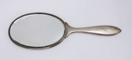 Rokas spogulis. Sudrabs 875. 28x9,5 cm. Ar iepakojumu - D. Gordons, Rīgā.