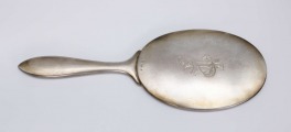 Rokas spogulis. Sudrabs 875. 28x9,5 cm. Ar iepakojumu - D. Gordons, Rīgā.