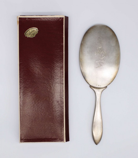 Rokas spogulis. Sudrabs 875. 28x9,5 cm. Ar iepakojumu - D. Gordons, Rīgā.