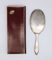 Rokas spogulis. Sudrabs 875. 28x9,5 cm. Ar iepakojumu - D. Gordons, Rīgā.