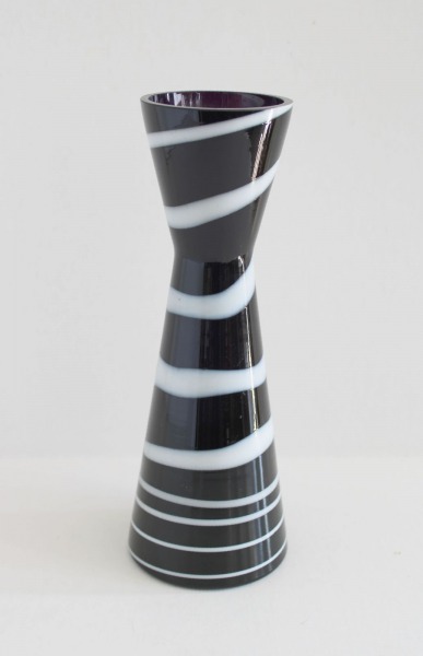 Stikla vāze -  violeta ar baltām līnijām H 23 cm