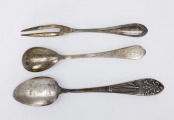 Sudraba galda piederumi 3 gab. 875. Svars 42,81 g. 11,5 cm,. 11,7 cm un 13,7 cm. Tējkarotei lietošan