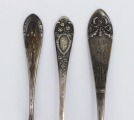 Sudraba galda piederumi 3 gab. 875. Svars 42,81 g. 11,5 cm,. 11,7 cm un 13,7 cm. Tējkarotei lietošan