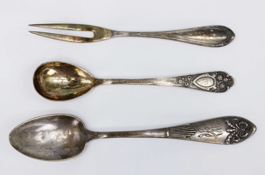 Sudraba galda piederumi 3 gab. 875. Svars 42,81 g. 11,5 cm,. 11,7 cm un 13,7 cm. Tējkarotei lietošan