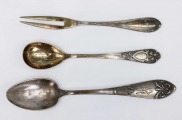 Sudraba galda piederumi 3 gab. 875. Svars 42,81 g. 11,5 cm,. 11,7 cm un 13,7 cm. Tējkarotei lietošan