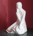 Сидящая девушка в народном костюме