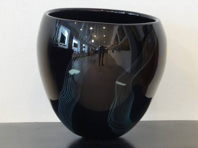 Стеклянная ваза черного цвета. Диам 24 см, h 23 см
