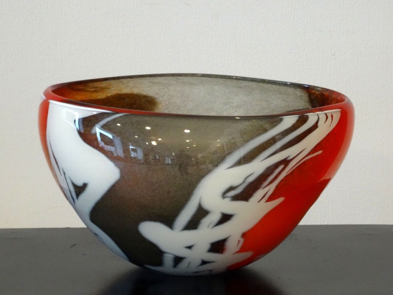 Стеклянная ваза. Серо-красная с белыми линиями. 16x30x22 см