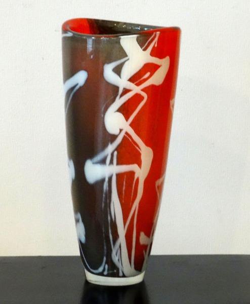 Стеклянная ваза. Серо-красная с белыми линиями. h 37 см