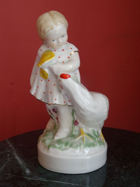 RPF Рига - Девочка с курицей. Автор модели Б. Карклиня, фарфор, 1958 г., роспись по глазури, золочение, 1-й сорт, h 16 см