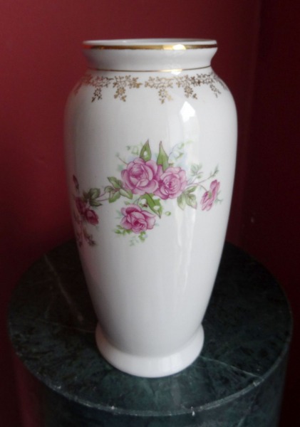 PFF Riga - Vase. Porcelain, gilding, 1960s, h 21.5 cm