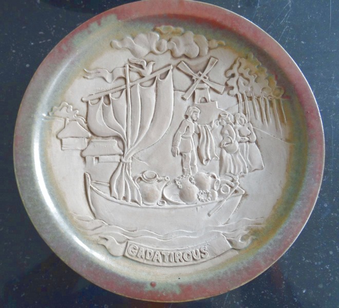 Dekoratīvs šķīvis "Gadatirgus". Keramika, diam. 23,5 cm