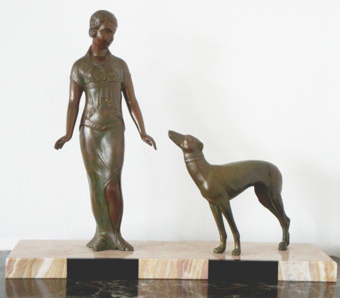 Lēdija ar suni Art Deco. Kolorēts metāls, marmors, 37,5x45,5x14 cm