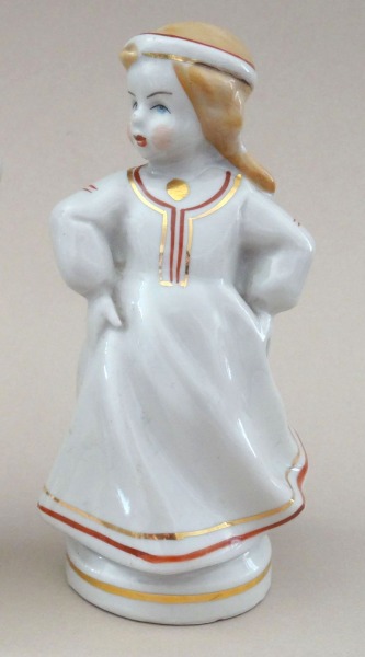 PFF Рига - Народный девушка. Модель Л. Новоженец. Фарфор, роспись, золочение, 1950-е годы, h 12,5 см
