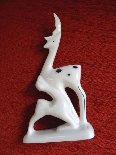 PFF Rīga - Kalnu kaza. Modeļa autors L. Agadžanjans, porcelāns, dekorējums, zeltījums, 1968. gads, h