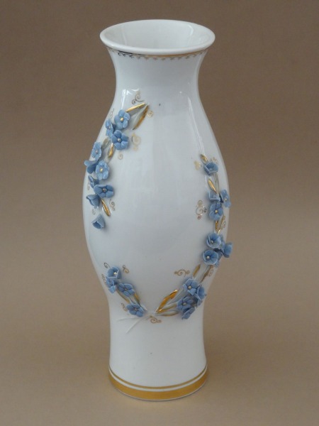 Vāze ar gaiši ziliem ziediem. Ukraina, porcelāns, h 23 cm