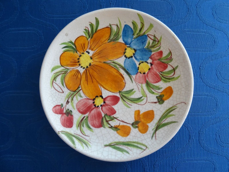 Plate with flowers. Handiwork, porcelain, d 16 cm