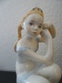 LFZ - Meitene pin bizi. Porcelāns, h 14 cm