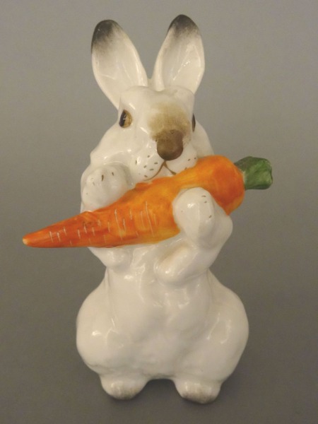 LFZ - Zaķis ar burkānu, porcelāns, h 12,5 cm