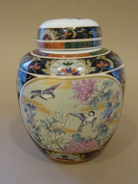 Vāze ar vāku. Ķīna, porcelāns, h 13 cm