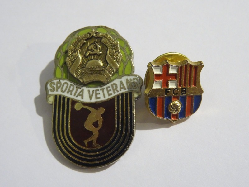 Badges 2 "Sporta veterāns" and "FCB"