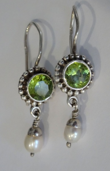 Silver earrings with chrysolite and pearls