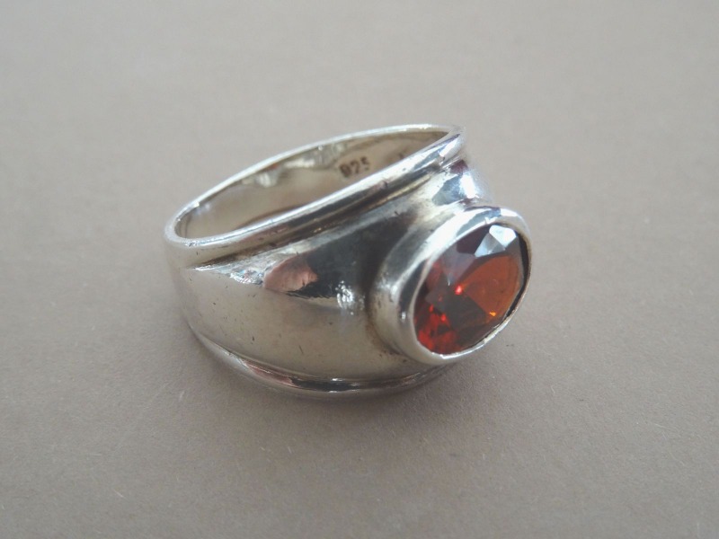 Silver ring with garnet, purity 925, 6.76 g.