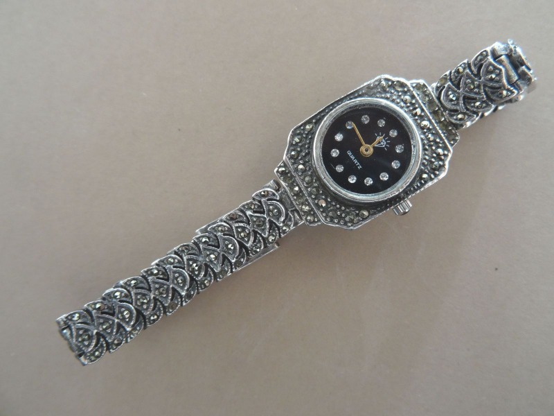 Серебряные часы с цирконами, вес 35 г.