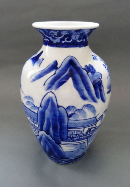 Фарфоровая китайская ваза, h 24,5 см, с трещиной