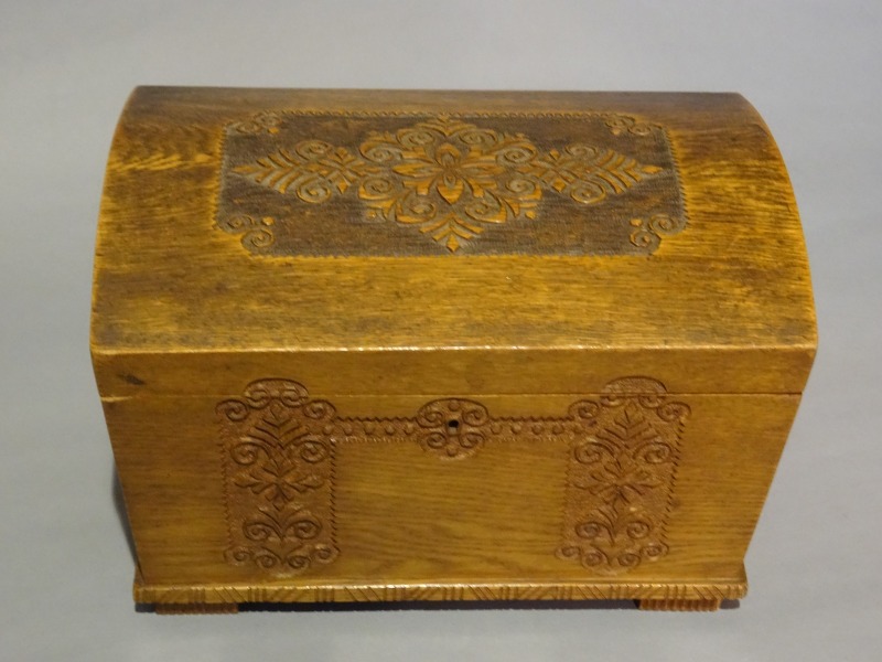 Oak casket with national patterns, 16.5x17.5x25.5 cm