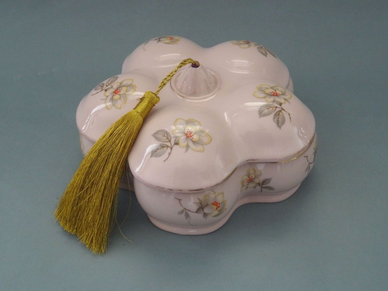 Kuzņecovs - Lādīte ar pušķi, rozā porcelāna masa, h 8,5 cm; d 16 cm