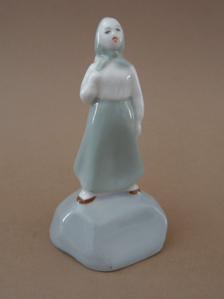 RPF - Meitene uz akmens. Modeļa autors B. Kārkliņa, porcelāns, h 8,5 cm